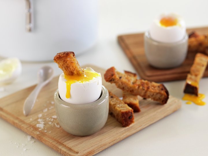 Bl&#248;tkokt egg med ristet br&#248;d