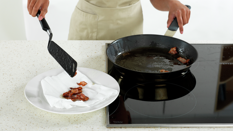 Ha stekt bacon over på tallerkenen med tørkepapir (bruk stekespaden). Baconet kan ligge der til du er ferdig med vaffelomeletten.