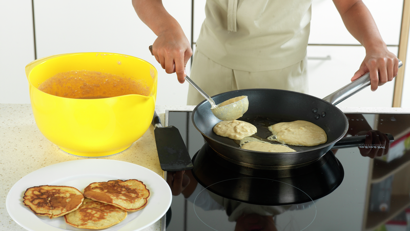 Legg de ferdigstekte pannekakene over på en tallerken, og stek resten av pannekakene. Ha i 1 ts smør for hver gang du skal ha i en ny runde med røre i stekepannen.