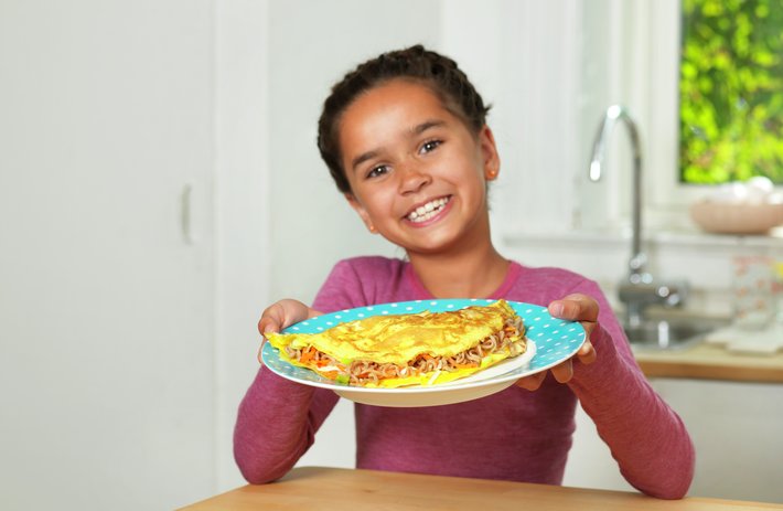Barn med asiatisk omelett med nudler