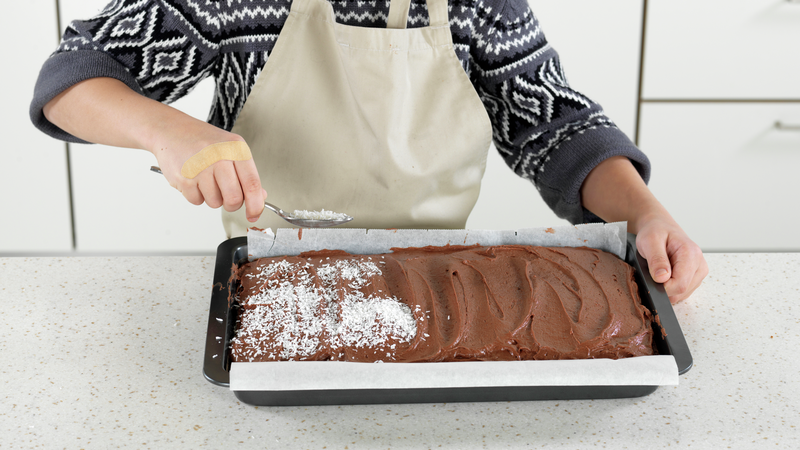 Hvis du vil kan du toppe kaken med litt pynt, som for eksempel kokos, nonstop, seigmenn, revet sjokolade eller bær.