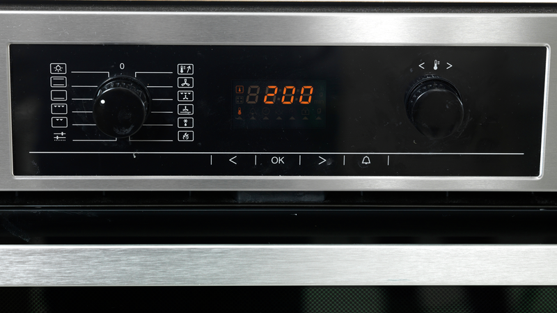 Ta ut alle stekebrett fra ovnen, slik at den er tom. Sett stekeovnen på 200 °C. Bruk under- og overvarme.
