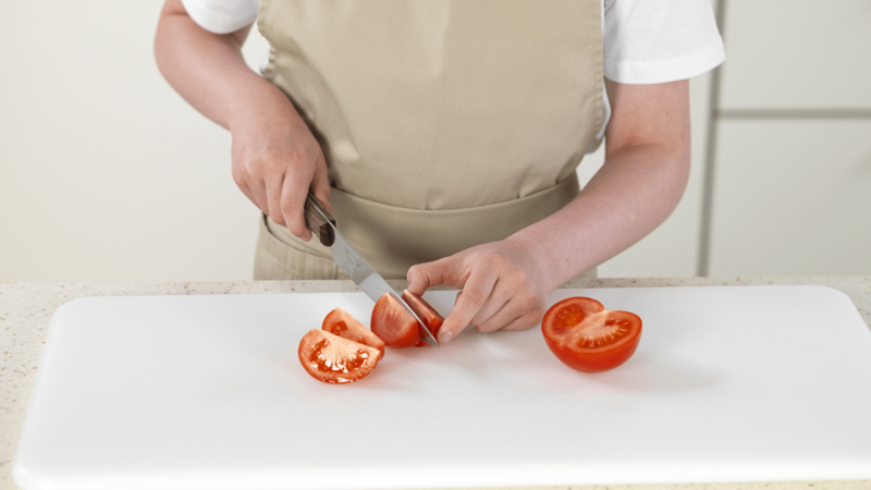 Skjær tomat i båter. Legg tomat og paprika litt til sides, til du skal servere retten.