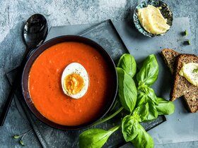 Tomatsuppe med kokt egg