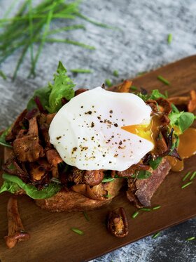 Toast med kantarell og posjert egg