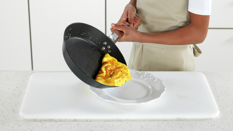 Legg forsiktig omeletten over på en tallerken.