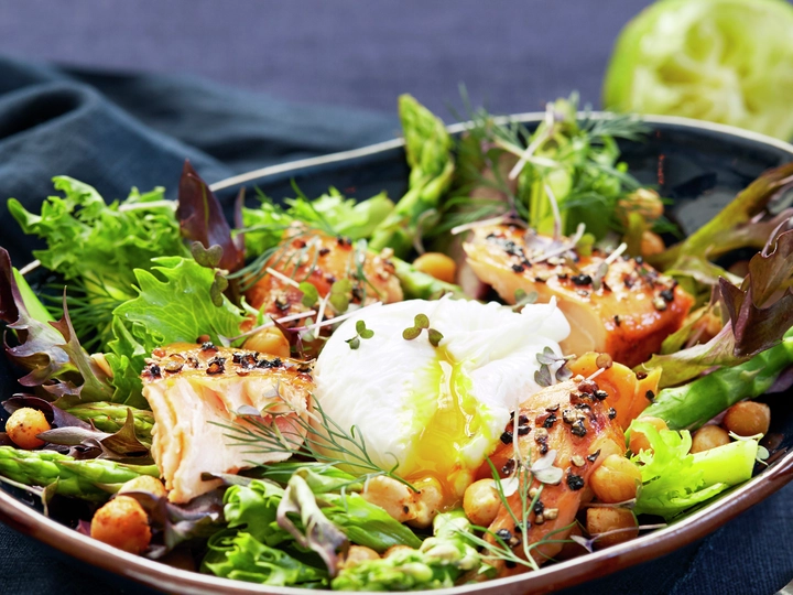 Grønn salat med varmrøkt laks og egg
