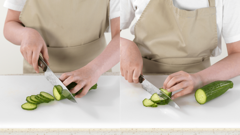 Start med å gjøre klar salaten. Skyll grønnsakene (unntatt løken, som du skal skrelle). Skjær agurk i mindre biter. Du kan f.eks. skjære den i skiver, og dele skivene i to. Ha agurken i en stor bolle.