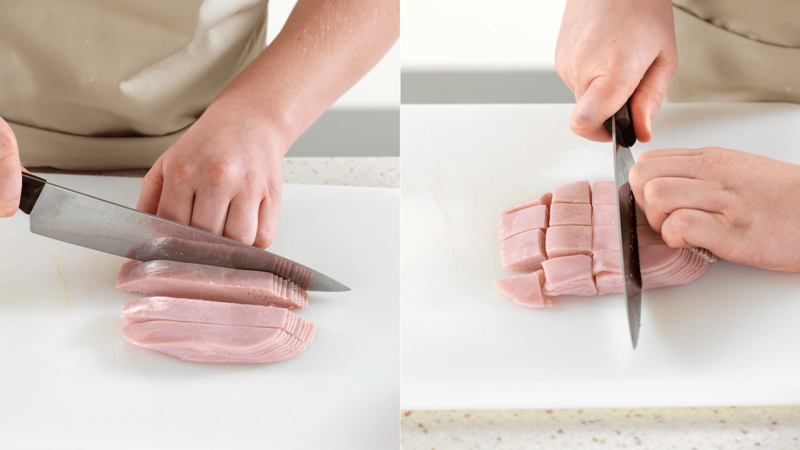 Gjør klar fyllet til vaflene. Skjær skinke, eller et annet kjøttpålegg i strimler og så i biter. Ha gjerne bitene over i en skål.
