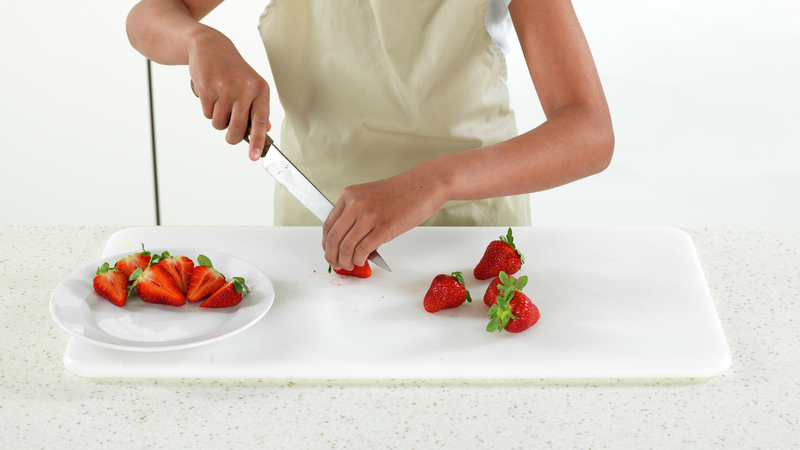 Før servering: Skyll jordbær og del dem opp i mindre biter. Disse er supre til å pynte kaken med og til å servere ved siden av.