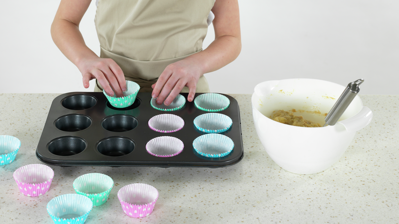 Sett muffinsformer i muffinsbrett eller sett dem på et stekebrett med bakepapir - fire på hver rad.