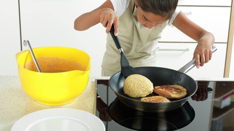 Når pannekakerøren begynner å stivne (piple på overflaten), så kan du sjekke om pannekakene har fått en fin gyllen brunfarge på undersiden.