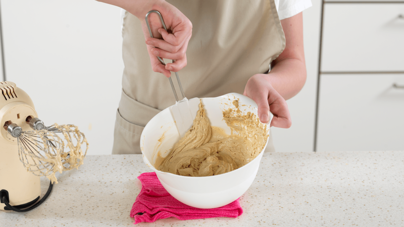 Bruk en slikkepott og skrap ned røren fra kantene på bollen og bland litt til med håndmikseneren slik at du får blandet det godt inn.