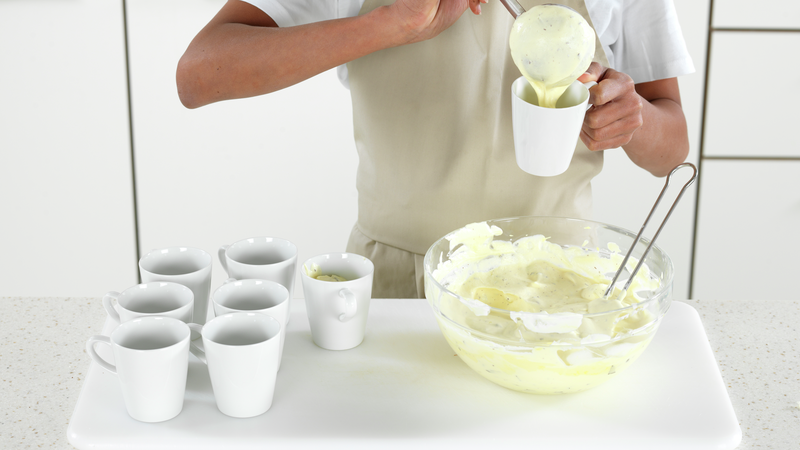Bruk en liten øse eller en skje og ha isen i en fin skål eller fordel den i kopper.