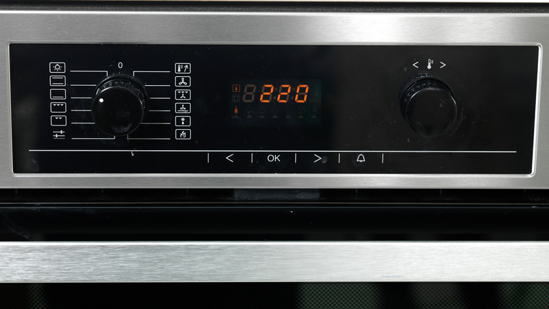 Ta ut alle stekebrett fra ovnen, slik at den er tom. Sett stekeovnen på 220 °C. Bruk over- og undervarme.