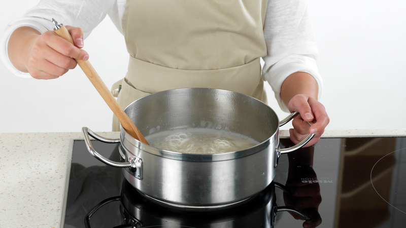 Når det koker (bobler), kan du skru platen til middels varme. La det småkoke i 10 minutter, til vannet nesten er helt kokt inn i risen (slik at det ser ut som en tynn grøt). Rør underveis.