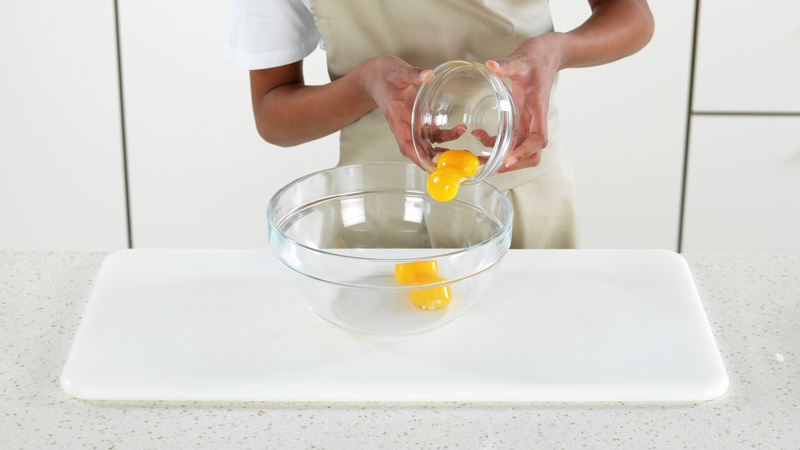 Ha eggeplommene over i en skål eller en bolle.