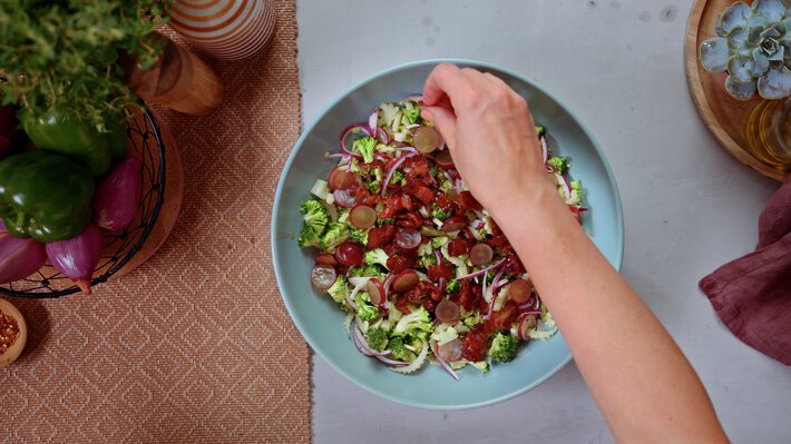 Brokkolisalat med bacon trinnbilder