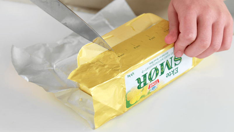 Mål opp romtemperert smør og ha det i en bolle.
