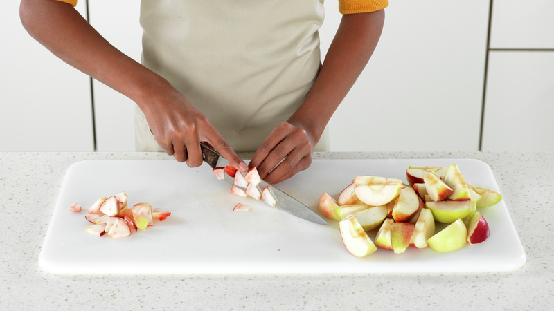 Skjær eplebåtene i så tynne skiver som du klarer. Du kan godt legge skivene i en bolle, eller litt til siden.
