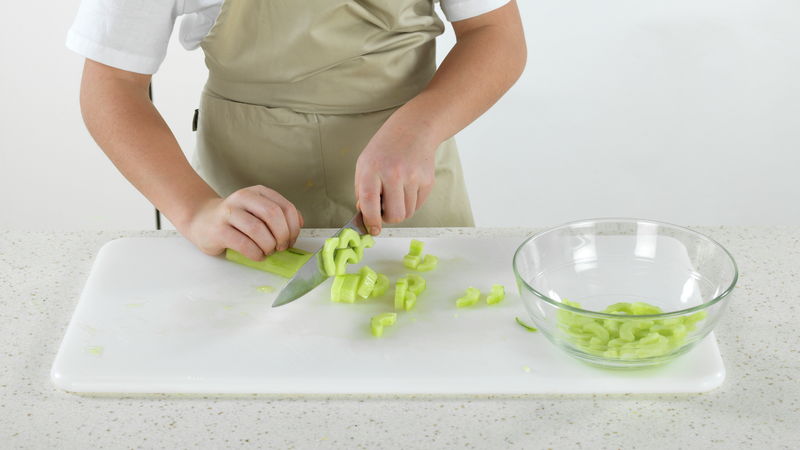 Skjær agurken i tynne skiver (halvmåner). Ha dem over i en skål.