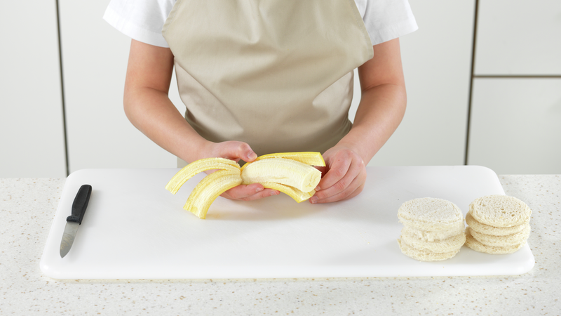 Skjær av mengden banan du trenger og skrell bananen.