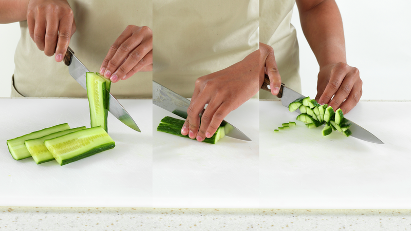 Skyll agurk og del den i mindre biter (da blir det enklere å skjære den opp). Del bitene i skiver på langs. Del så skivene opp i strimler og del strimlene i små biter. Legg gjerne bitene sammen med gulroten.