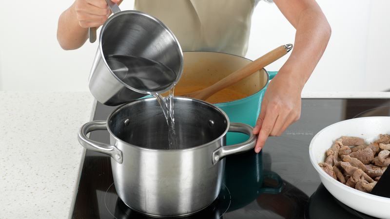 Sett en kjele på en ledig kokeplate. Bruk et desilitermål, eller en mugge og fyll kjelen halvfull med vann. Skru platen på fullt.