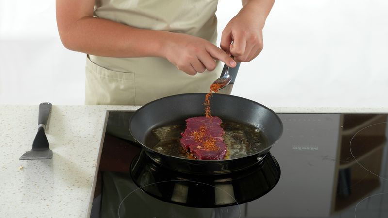 Stek kjøttet i 2-3 minutter, til det pipler opp kjøttsaft på overflaten. Før du snur den kan du krydre den ukrydrede siden med tacokrydder. Hvis pannen blir veldig varm, må du skru ned varmen litt.