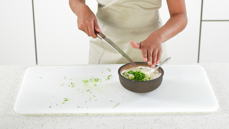 Hakk gressløk, og ha i skålen. Du kan også smake til med litt salt og pepper, hvis du vil det.