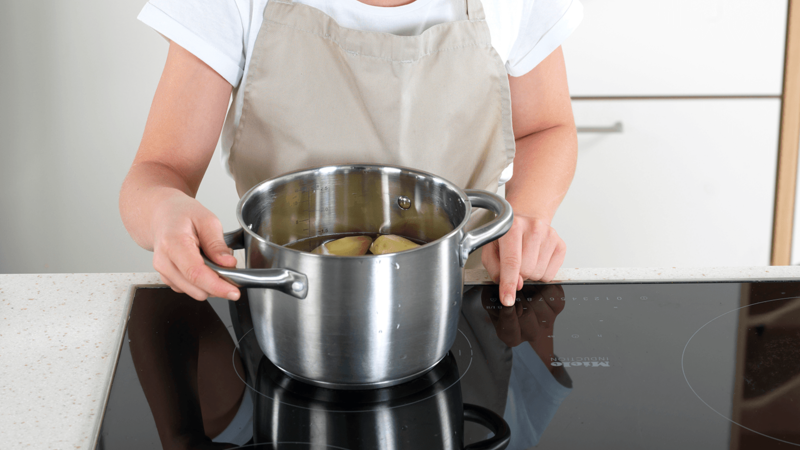 Sett kjelen på platen og skru på full varme. Når vannet koker kan du skru ned varmen litt, slik at det ikke koker over. Potetene skal koke i ca. 20 minutter.