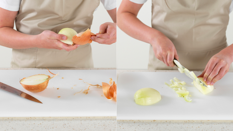Start med å kutte løk, som du skal ha i kjøttsausen. Del løk i to, ta av skallet og skjær den i små biter. Legg løken til siden på fjølen eller i en bolle.