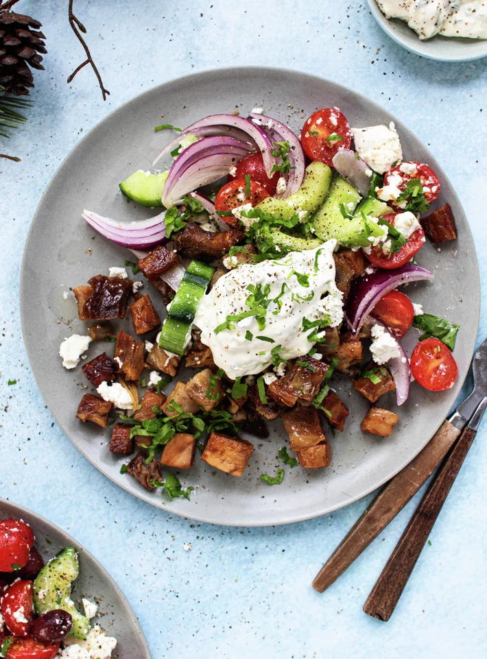 Ribbe med gresk salat