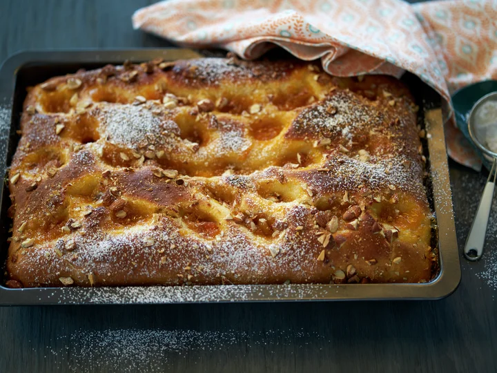 Bollekake med aprikos og mandler