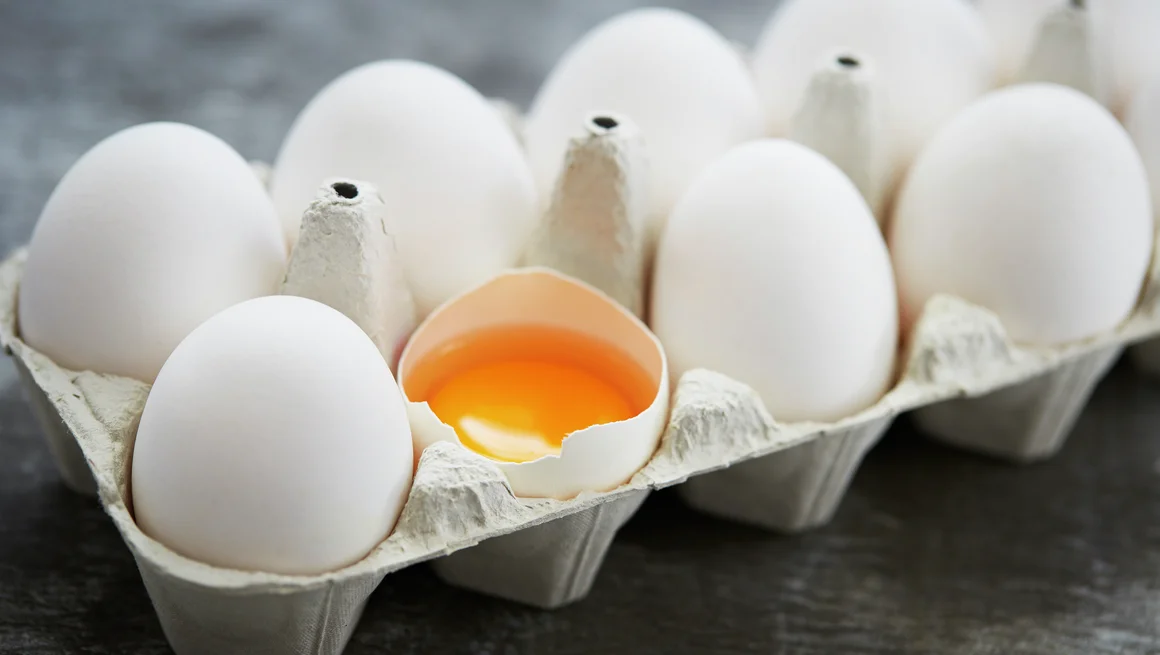 Eggekartong med rått egg