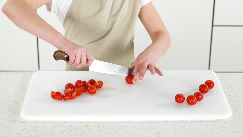 Skjær tomat i båter (hver tomat kan godt skjæres i 2 eller 4 båter). Legg sammen med agurken.