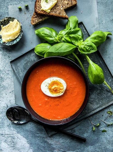 Tomatsuppe med kokt egg