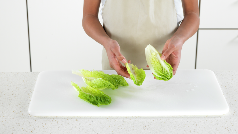 Ta av seks store blader av salaten og legg dem på en tallerken eller et fat.