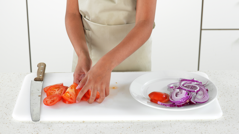 Vask tomat og skjær i skiver. Legg sammen med løken.