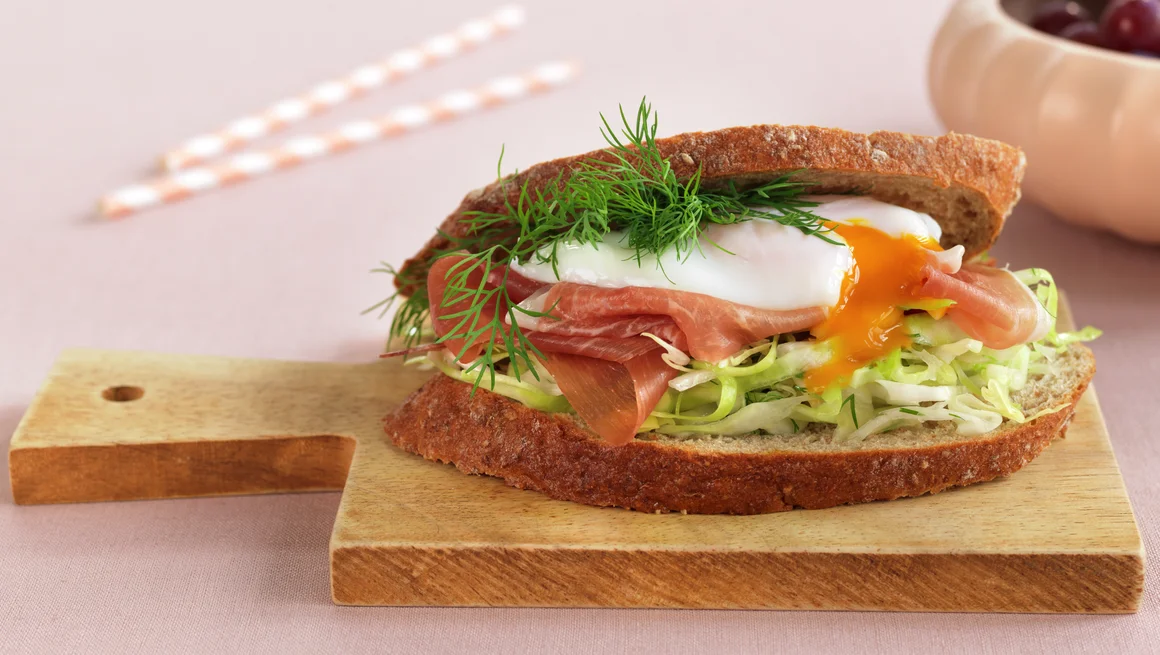 Høy sandwich med posjert egg