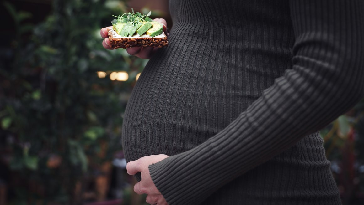 Gravid med avokadoskive