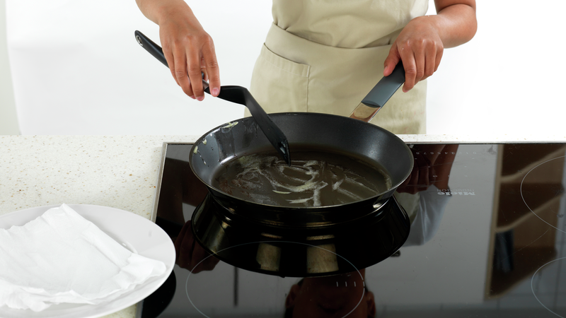 Gjør gjerne klar en tallerken med tørkepapir som du skal legge baconet på når det er ferdig stekt, slik at det får rent litt av seg. Sett en stekepanne på platen og skru på høy varme. Ha i margarin eller smør.