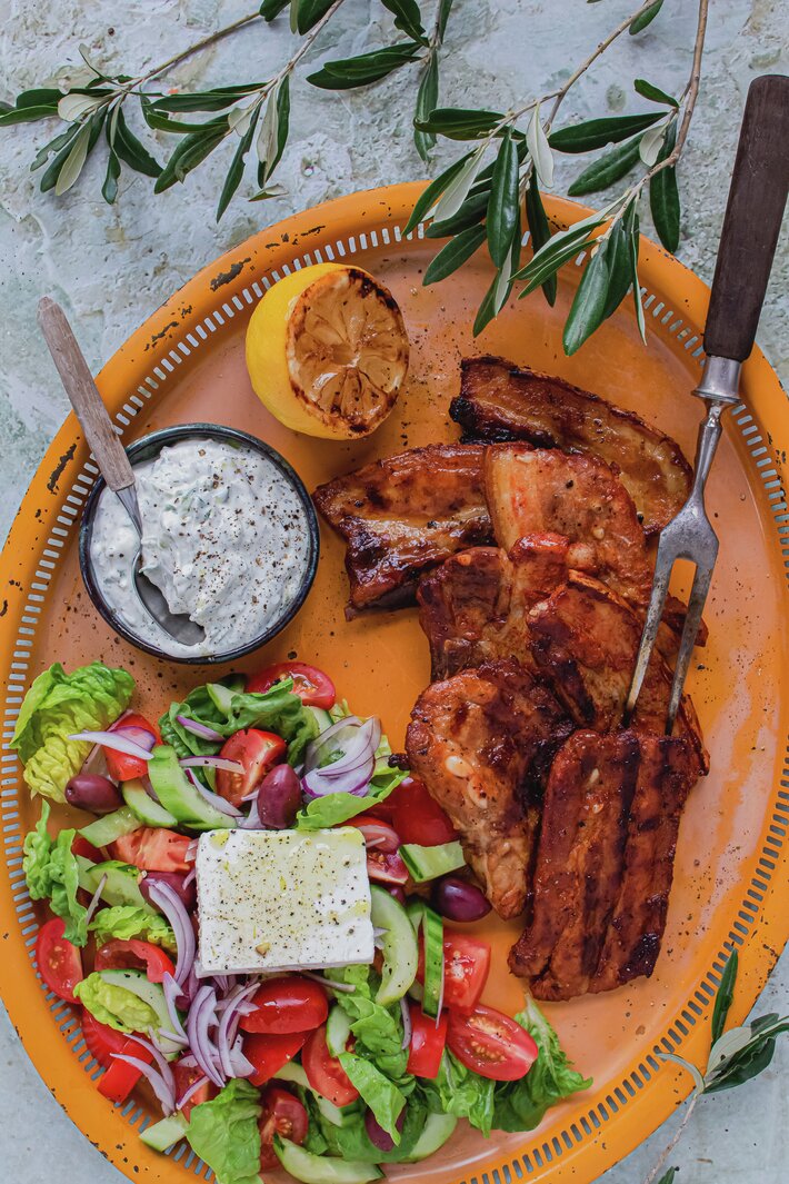 Grillribbe med gresk salat