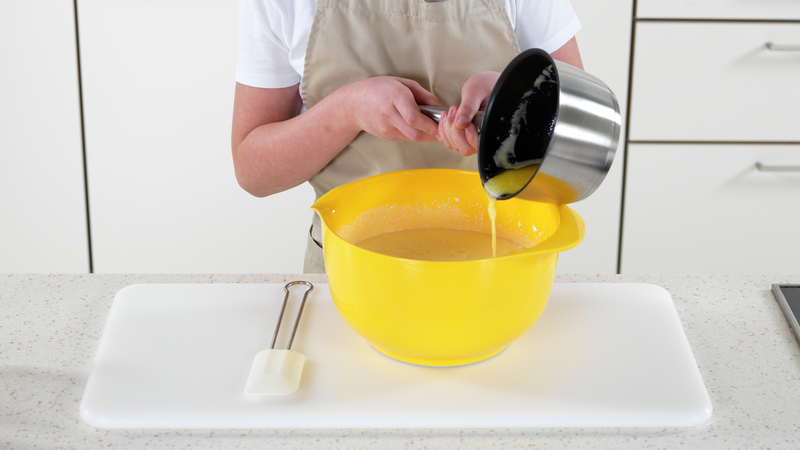 Trekk kontakten til håndmikseren ut av støpselet. Hell smøret i eggeblandingen, og bland sammen med en slikkepott.