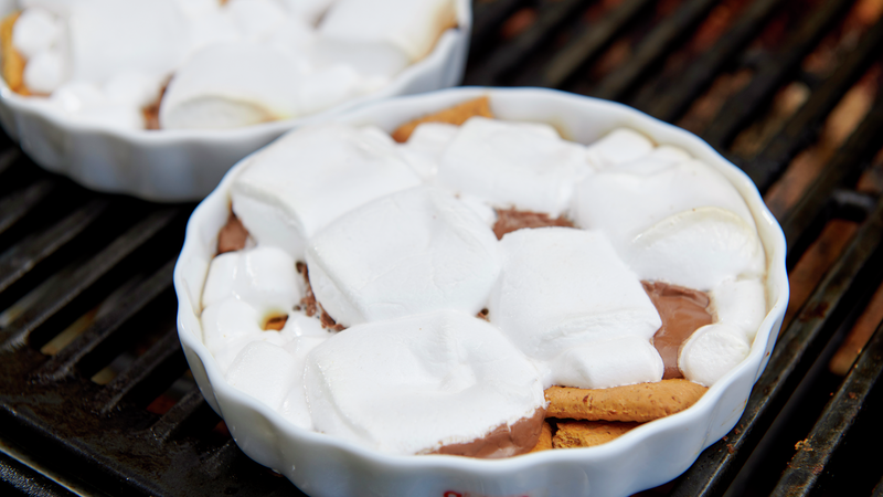 Når marshmallowsen og sjokoladen har smeltet er desserten ferdig. Dette tar 5-7 minutter, avhengig av hvor varm grillen er. Finn frem grytekluter for å ta formene av grillen med. Vær forsiktig så du ikke brenner deg!
