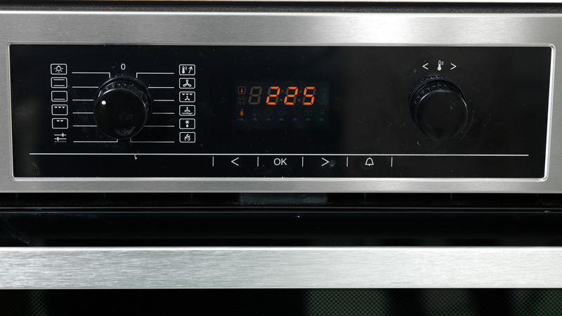 Ta ut alle stekebrett fra ovnen, slik at den er tom. Sett stekeovnen på 225 °C. Bruk over- og undervarme.