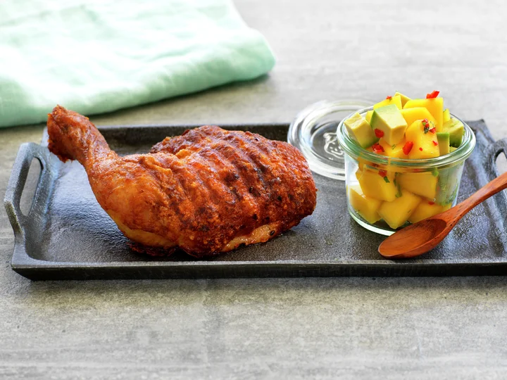 Grillet kyllingl&#229;r med mango- og avokadosalat