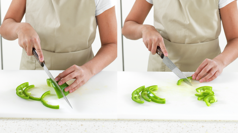 Skjær paprika i strimler på langs og så i biter. Legg bitene i en skål eller bolle.