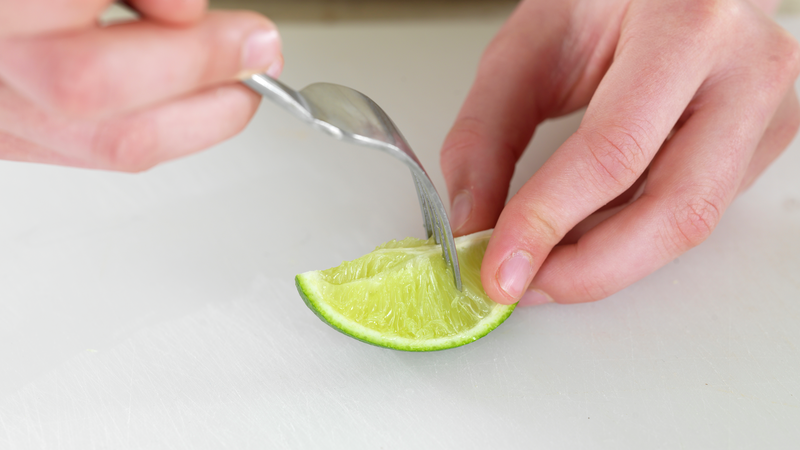 Hvis limen er litt hard, så kan du bruke en gaffel til å stikke i limen. Da blir det lettere å klemme ut saften.