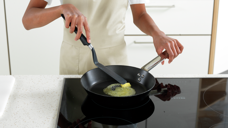 Sett stekepannen på platen og skru på middels varme. Kjenn at pannen har blitt god og varm, og ha i margarin.